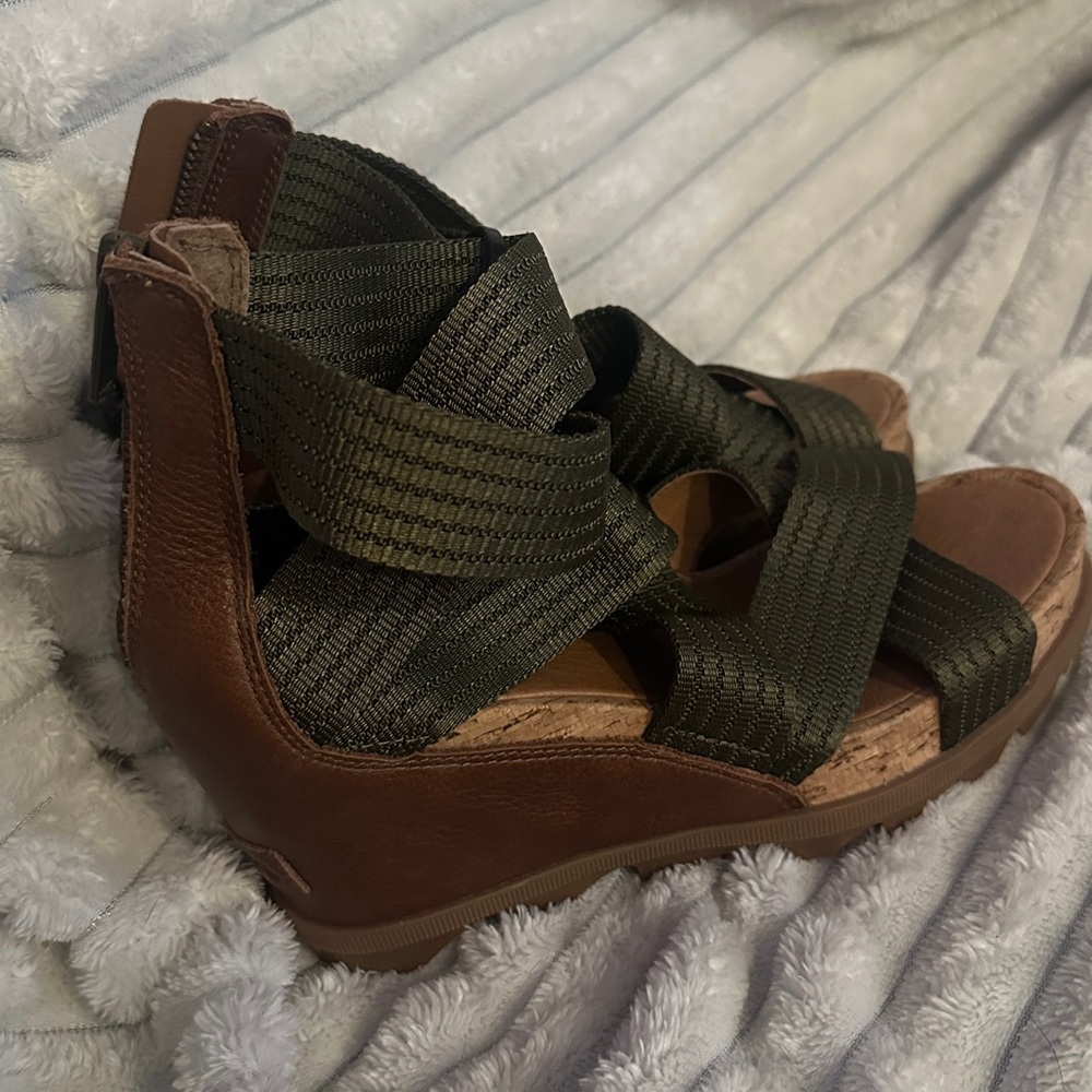 NWOT Sorel Joanie II strappy platform wedge sandal size 8 - olive green